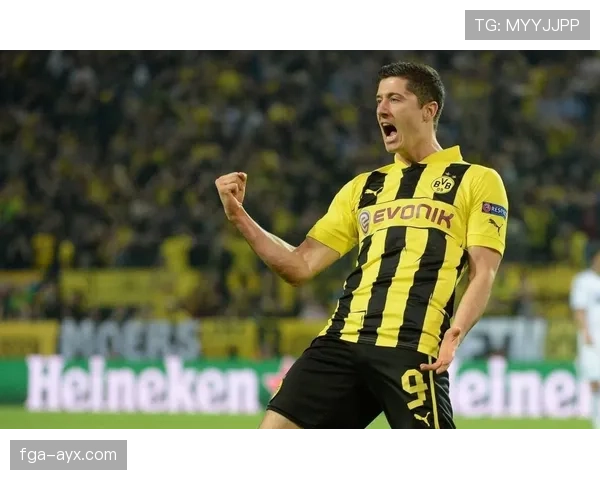 莱万多夫斯基：从波兰联赛射手到世界顶级中锋的生涯跃迁解析