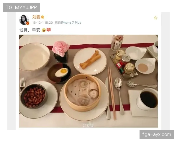 莱万每天凌晨四点喝黑咖啡啃鸡胸肉，老婆说他闻起来像健身房拖把